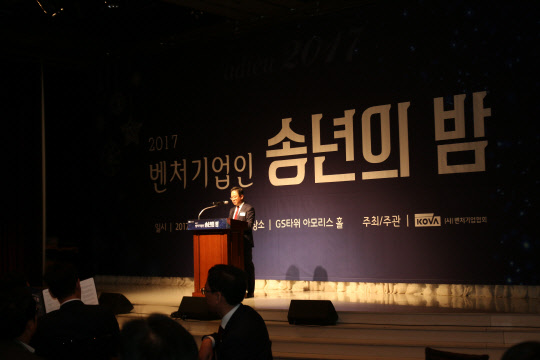 6일 서울 역삼동 GS타워에서 열린 '벤처기업인 송년의 밤'에서 안건준 벤처기업협회장이 인사말을 하고 있다. 벤처기업협회 제공